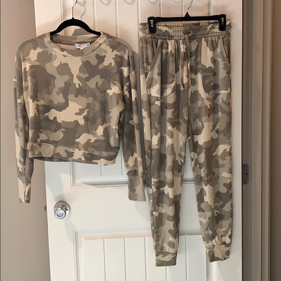Hippie Rose Other - Camo cozy knit joggers & long sleeve t-shirt